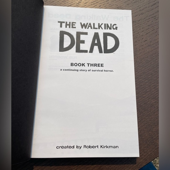 The Walking Dead hardcover graphic novel - Book Three - Picture 2 of 4